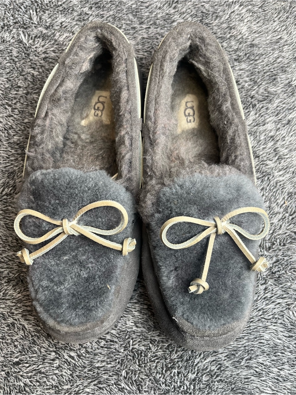 UGG Ansley Slippers Gray Suede Bow Shearling Lined Moccasins Women's Size 8